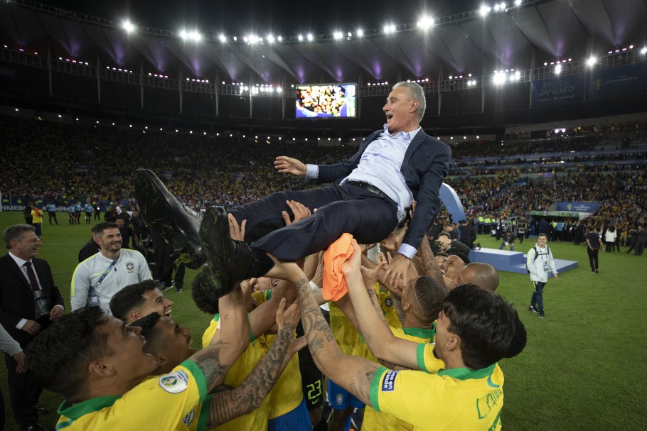 Jogadores comemoraram o título com o treinador (Foto: Lucas Figueiredo/ CBF)