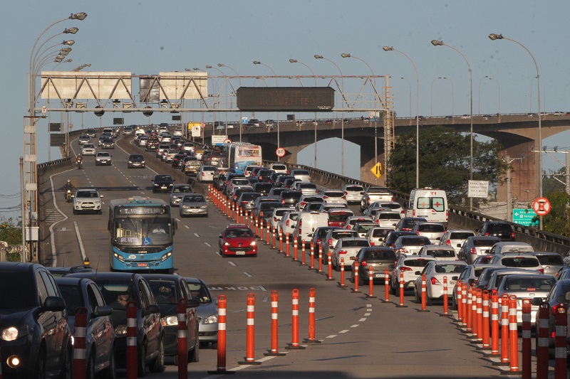 Movimento de veículos na Terceira Ponte: com a mudança prevista, a mureta central da via será removida (Foto: Dayana Souza/ AT/ 25/07/2019)