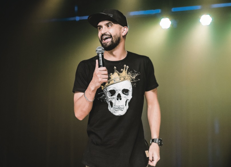 Thiago Ventura conta histórias de seus últimos anos como comediante (Foto: Divulgação/Juliana Nunes)