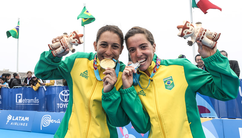 Luisa Baptista (e) faturou o ouro no triatlon feminino e Vittoria Lopes ficou com a prata (Foto: Wander Roberto/COB)