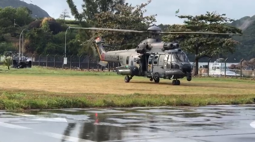 Helicóptero chegando na Capitania dos Portos (Foto: Bruna Maria/ TV Tribuna)