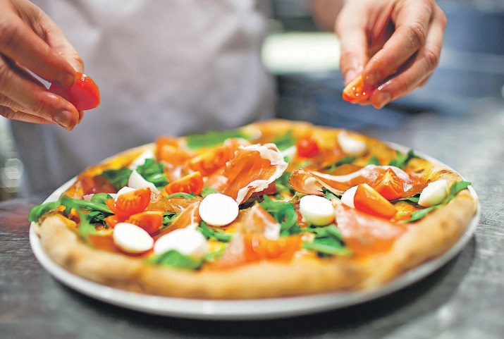 Pizzaiolo é uma das funções com oportunidades de emprego abertas em várias cidades do Espírito Santo (Foto: Divulgação)