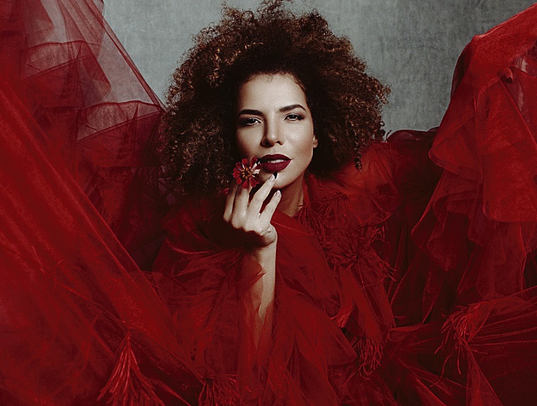 Vanessa da Mata vai cantar músicas de sua nova turnê, “Quando Deixamos Nossos Beijos na Esquina”, no próximo dia 27, fechando a programação do festival (Foto: Divulgação/Rodolfo Magalhães)