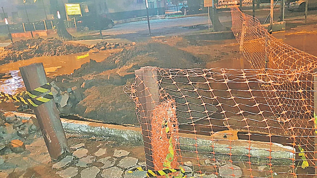 A adutora que rompeu na noite de quarta (Foto: Cesan/Divulgação)