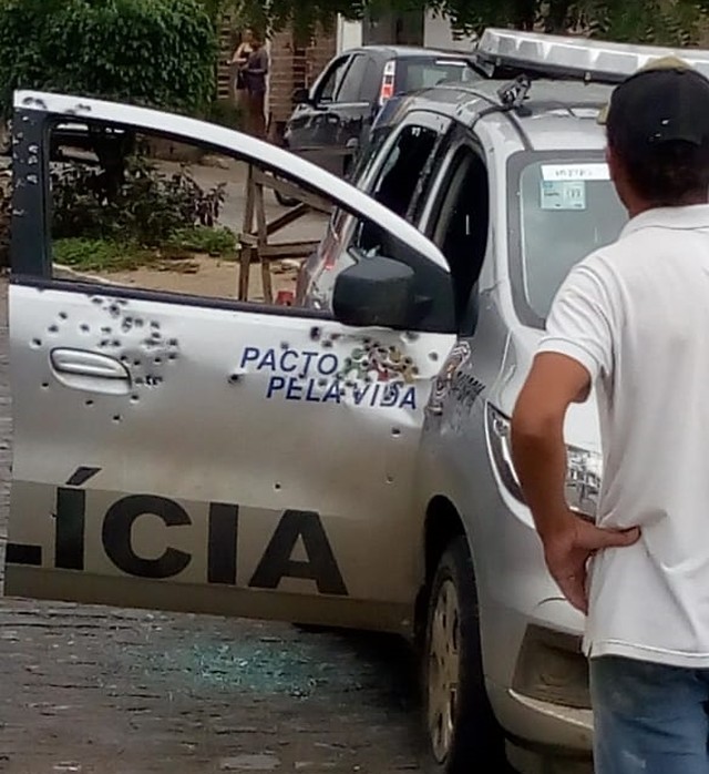 Mais de uma dezena de tiros atingiram o carro de polícial (Foto: Reprodução/Whatsapp)