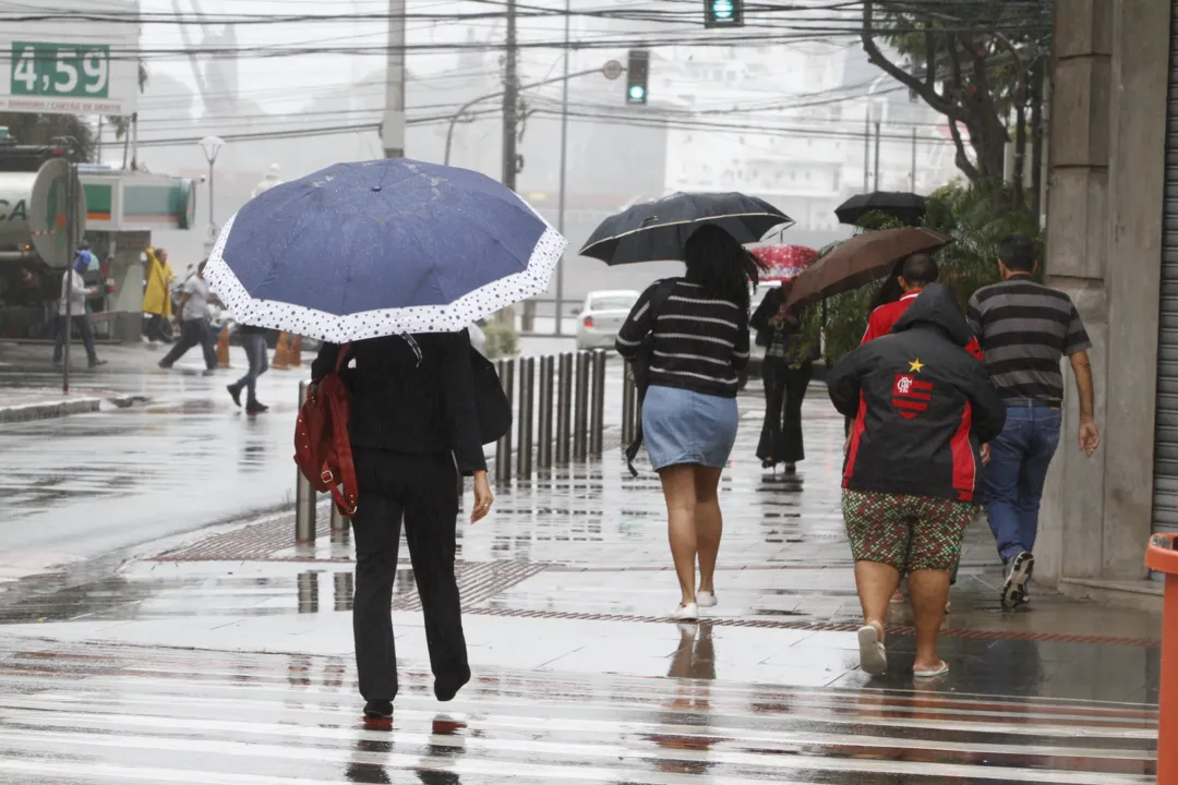 Imagem ilustrativa da imagem Calorão vai dar trégua e frente fria chega ao Estado na sexta-feira