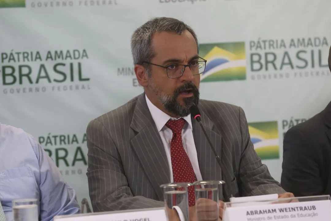 Imagem ilustrativa da imagem 'Por mim colocava esses vagabundos todos na cadeia, começando no STF', diz Weintraub em vídeo