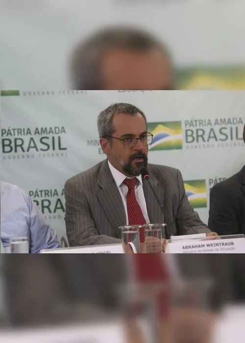 Imagem ilustrativa da imagem Ministro Celso de Mello vê possível crime de Weintraub