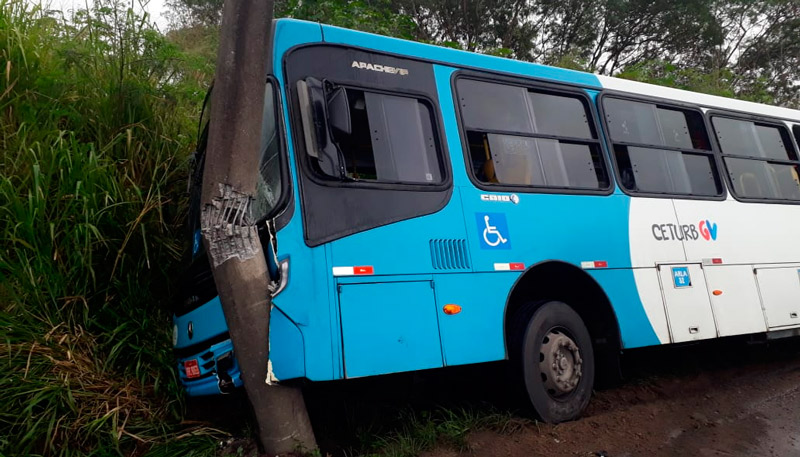Ônibus bateu em um poste, mas ninguém ficou ferido (Foto: Compartilhado via WhatsApp)