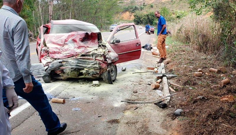 Um dos carros teve a frente destruída com o acidente (Foto: Divulgação / PMES)