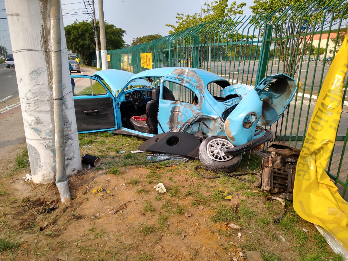 O motorista do Fusca, segundo a polícia, perdeu o controle do carro, bateu no poste e na grade do supermercado (Foto: Antônio Moreira/AT)