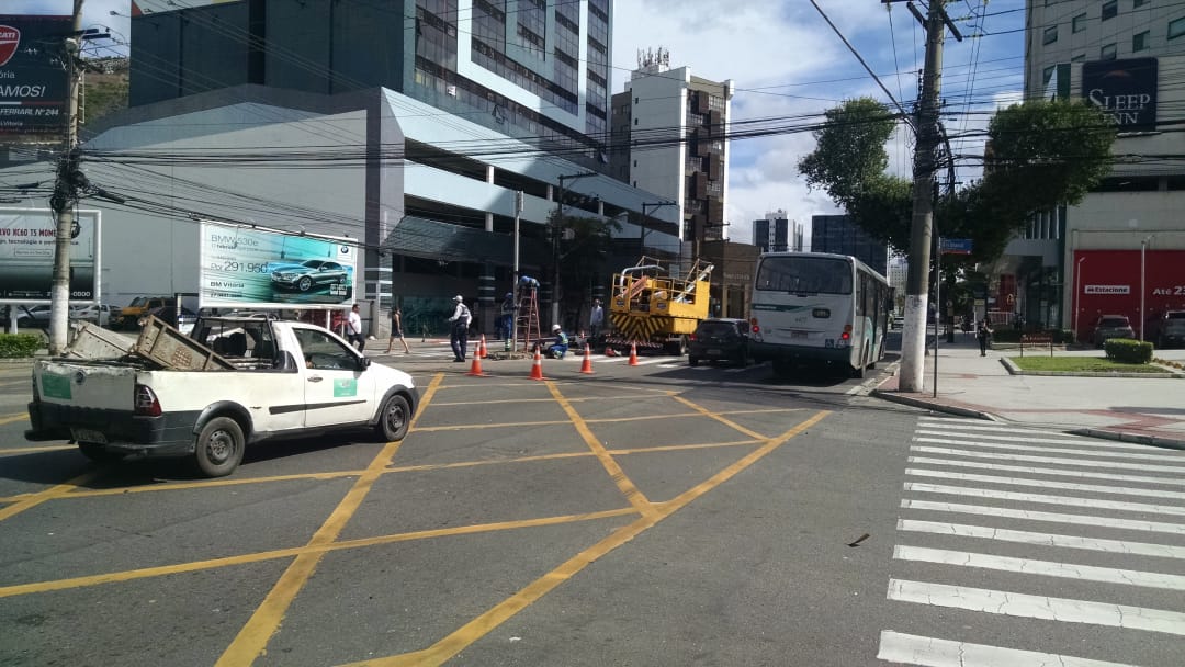 Local onde aconteceu o acidente na Reta da Penha na manhã desta sexta. (Foto: Júlia Afonso)