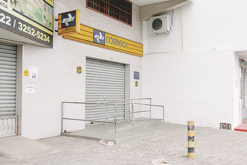 Agência dos Correios, em Jacaraípe, com a porta fechada: serviço suspenso prejudica moradores da região (Foto: Thiago Coutinho/AT)