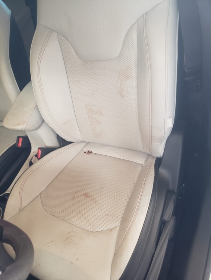 Os bancos sujos de sangue do carro da médica agredida pelo namorado, professor de lutas (Foto: Divulgação/Polícia Civil)