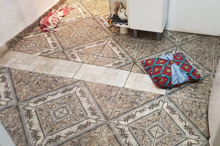 Almofada teria sido usada para matar dona de casa, 43 anos, na manhã de terça-feira (13). (Foto: Divulgação/Polícia Civil)