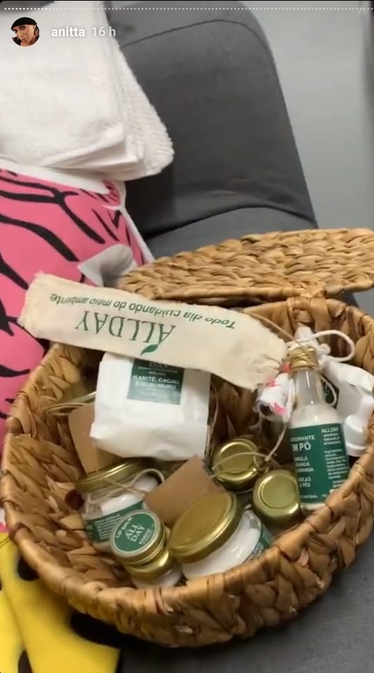 No Instagram, a cantora mostrou a cesta de produtos (Foto: Reprodução/ Instagram @anitta)