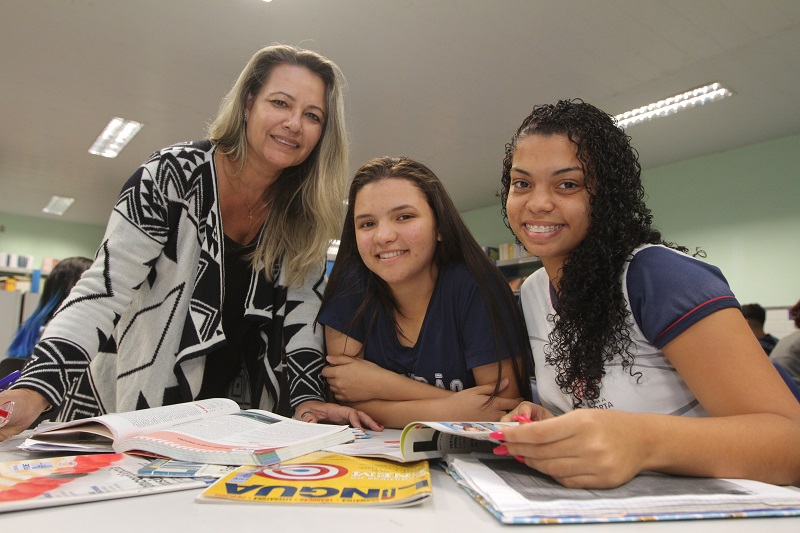 Professora Fabíola com as alunas Carla e Gabriela: assuntos que estão na mídia como preparação para a Redação (Foto: Dayana Souza/ AT/ 05/08/2019)