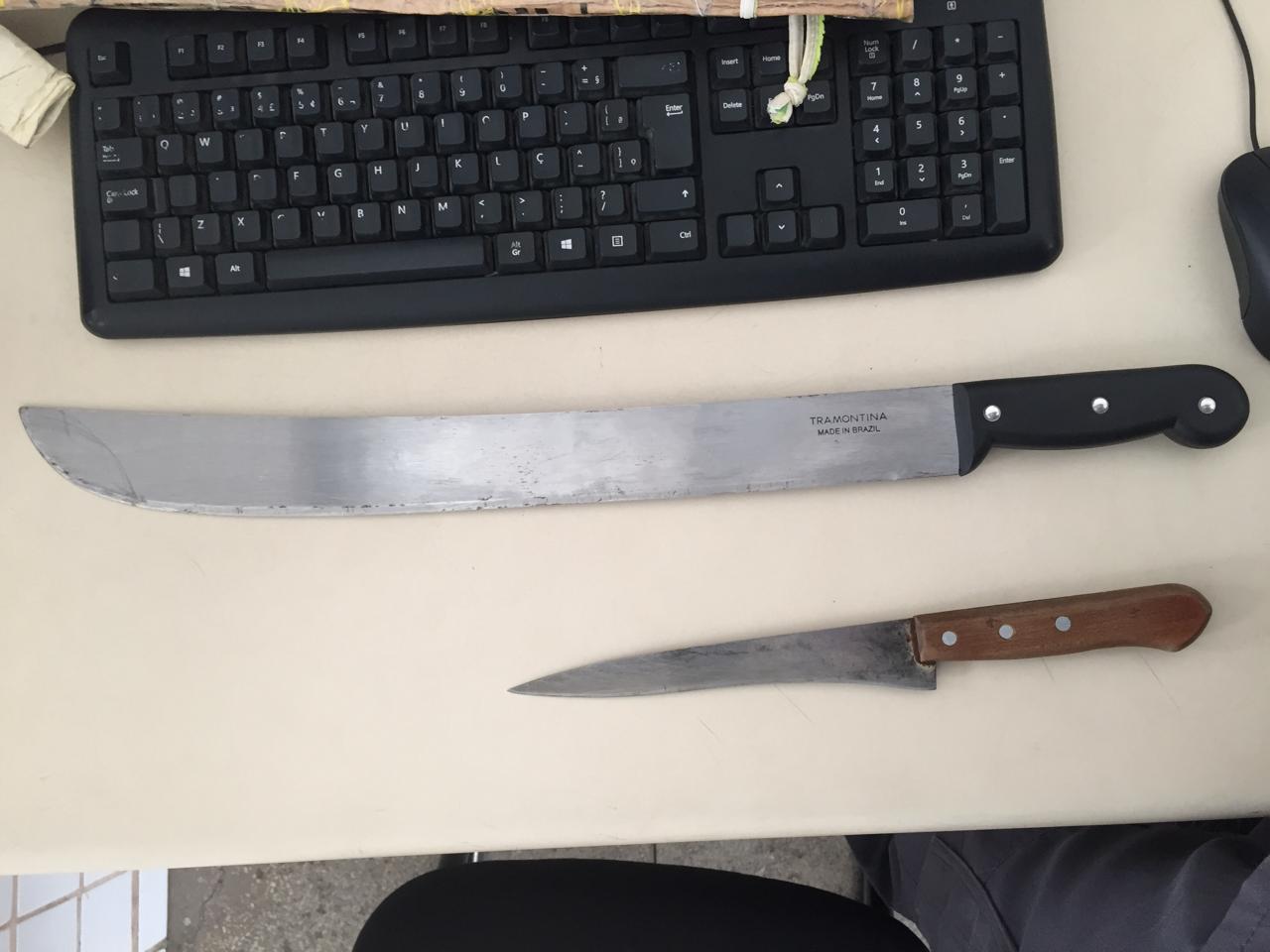 Armas apreendidas com homem que atacou atendente de padaria. (Foto: Divulgação/PM)