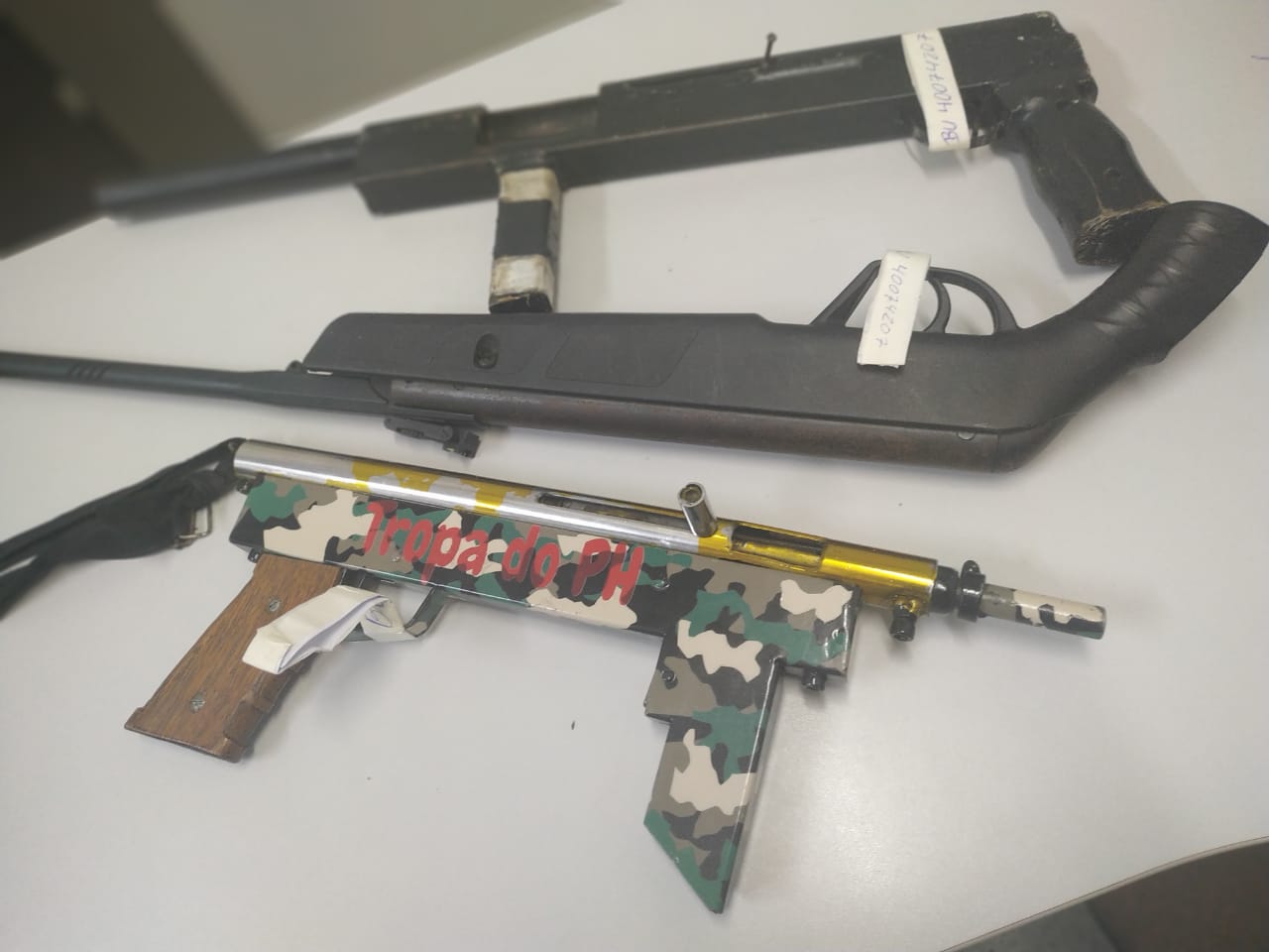As armas foram apreendidas dentro de uma residência na Serra (Foto: Kananda Natielly)