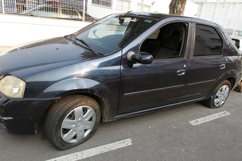 Carro onde os suspeitos estavam acabou danificado (Foto: Antonio Moreira/ AT)