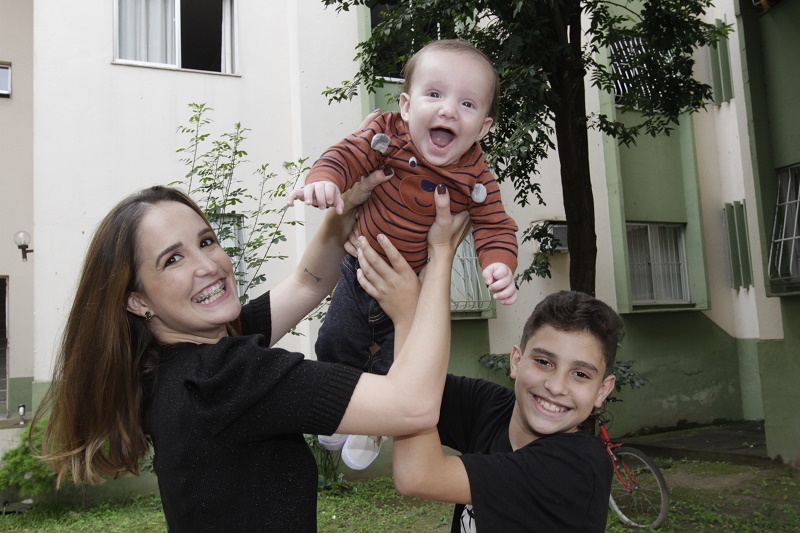 (Arine com os filhos Fernando, de 10 anos, e Miguel, de 4 meses: “Quando o Fernando nasceu, fiquei com fama de enjoada. Mas com o Miguel, foi tudo diferente” - Foto: Kadidja Fernandes/AT)