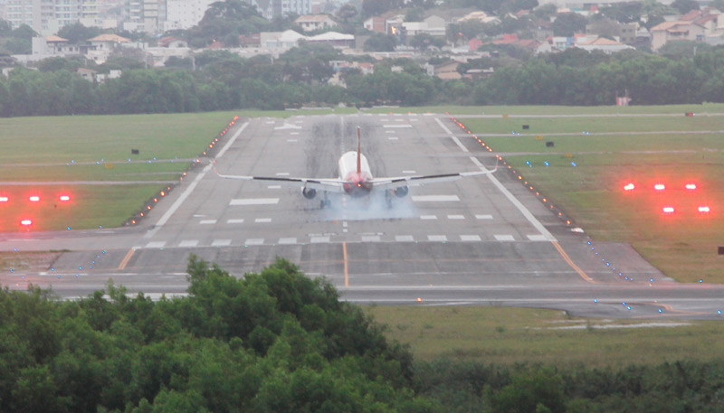 Avião decola na pista do Aeroporto de Vitória (Foto: Dayana Souza / AT)