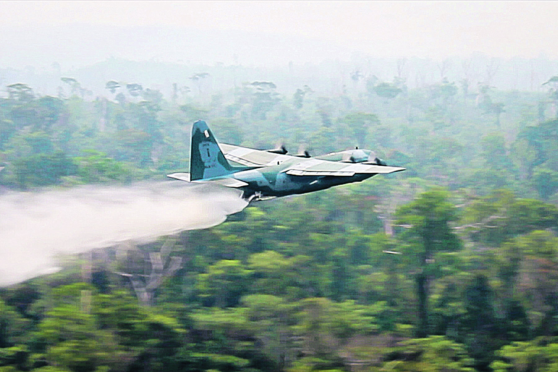 Aviões em ação na tarde de sábado e trecho de mata queimando na Floresta Amazônica. (Foto: Reprodução/FAB)