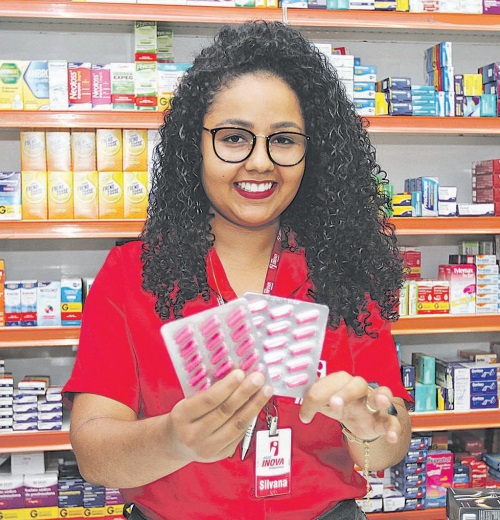 Atendente Silvana Castro mostra o produto, que tem agradado clientes (Foto: Dayana Souza/AT)