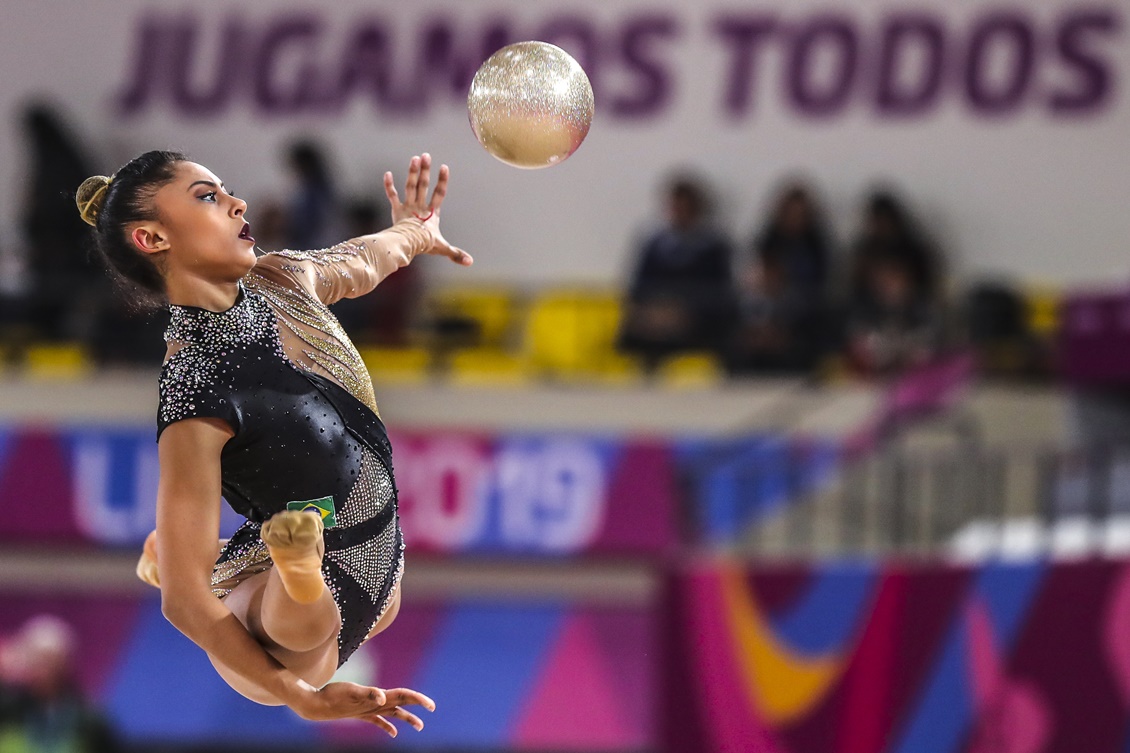 Brasileira Bárbara Domingos durante prova da bola. (Foto: Wander Roberto/ COB)