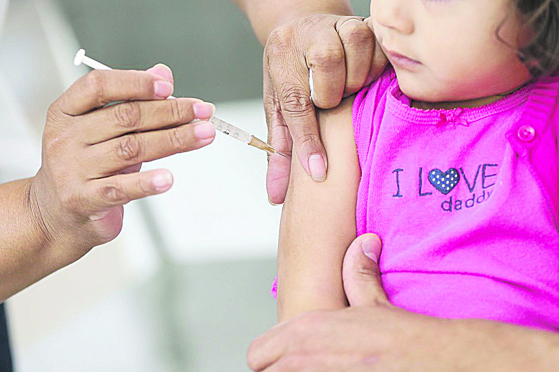Criança recebe dose da vacina contra o sarampo: doença pode causar sequelas e até a morte (Foto: Marcelo Camargo/Agência Brasil)