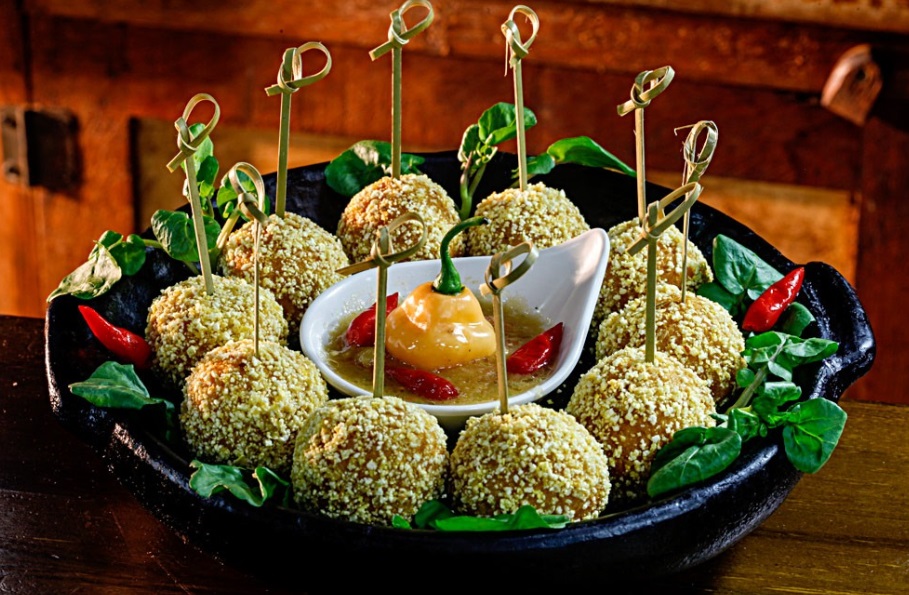 Bolinhos de polenta recheados com rabada do restaurante Regina Maris podem ser conferidos no Boteco Degusta (Foto: Divulgação)