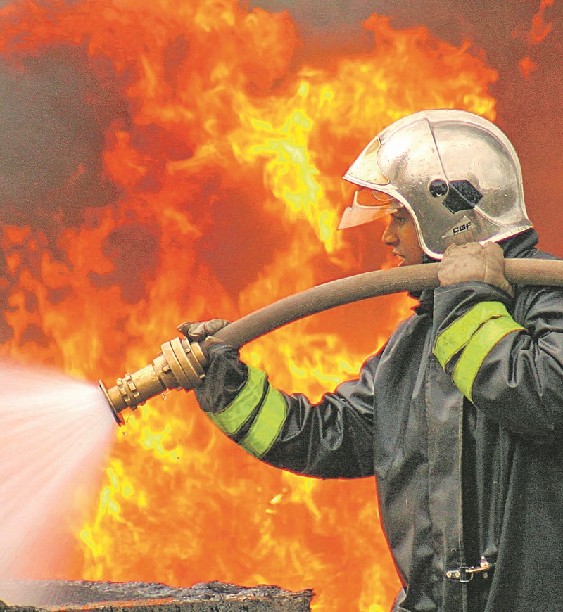 Bombeiro durante combate a incêndio: seleção exige ensino médio (Foto: Arquivo/AT)