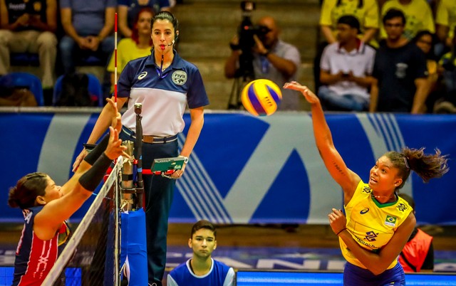 Lorenne virou bolas importantes e ajudou o Brasil no jogo decisivo: 22 pontos e maior pontuadora da partida. (Foto: FIVB)