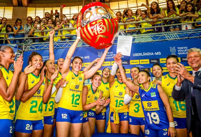 Seleção brasileira ganhou um Daruma, talismã japonês que simboliza boa sorte e perseverança. (Foto: FIVB)