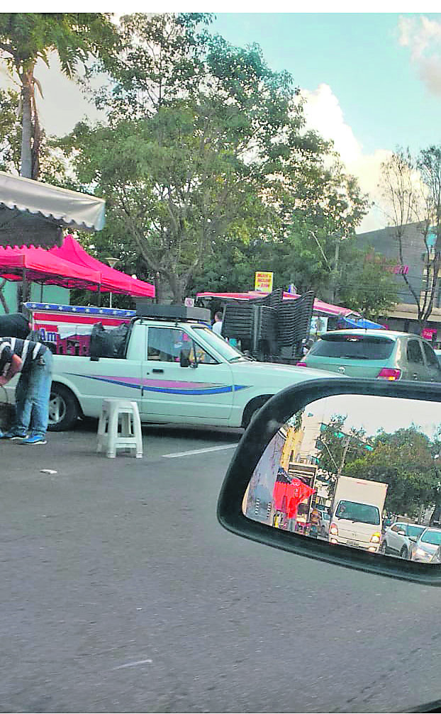 O Trânsito ao redor da Praça Regina Frigeri Furno fica tumultuado (Foto: Geraldo Pereira)
