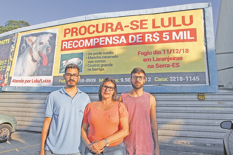 Pedro, Sandra e Matheus em frente ao outdoor sobre o sumiço de Lulu. “Ela é muito importante para nós”, disse Matheus (Foto: Thiago Coutinho/AT)