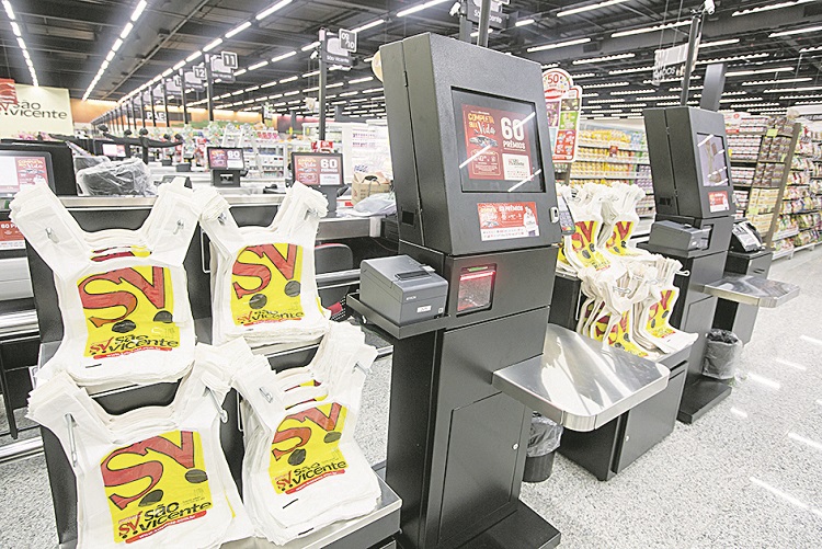 Caixas de supermercados já são automatizados, e consumidor pode pagar os produtos apenas usando cartão (Foto: Divulgação)