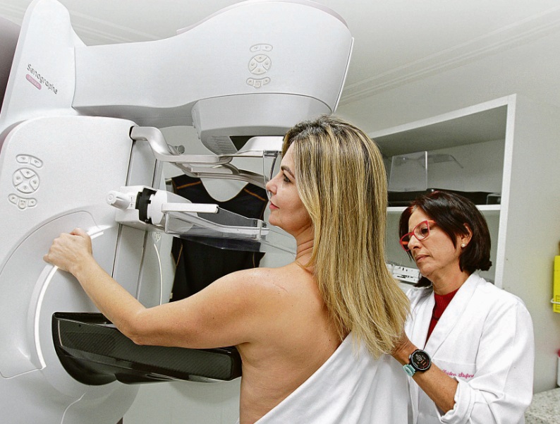 Luciene Costa faz exame de tomossíntese mamária. Trata-se de um novo método já disponível no Estado para rastrear o câncer de mama (Foto: Kadidja Fernandes/AT)