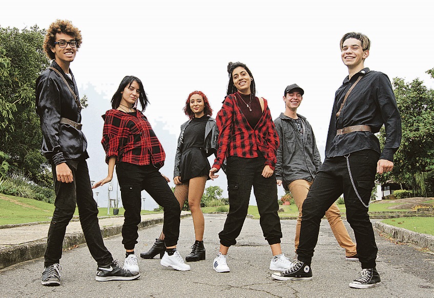 Wiliany Brito (xadrez - preto por baixo), Andressa Christina (xadrez - marrom), Nixon Canela (boné), Kathleen Rocha Pedro Henrique (cabelo cacheado), Vitor Morum (loiro) (Foto: Dayana Souza/AT)