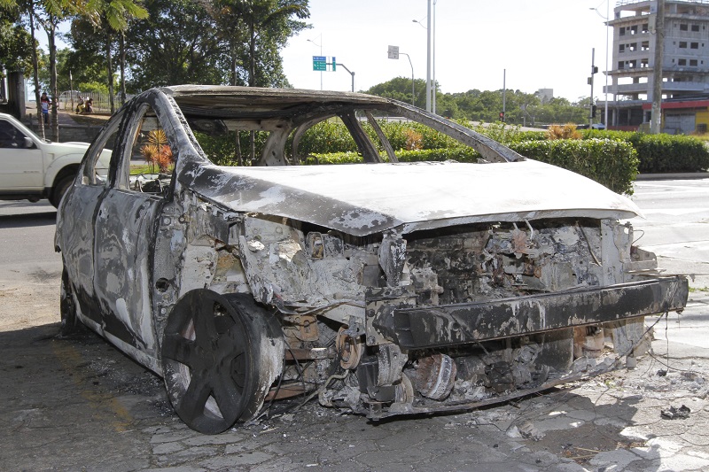 Após ser consumido pelas chamas, o veículo, um Peugeot, foi levado para a 3ª Delegacia Regional da Serra (Foto: Leone Iglesias)