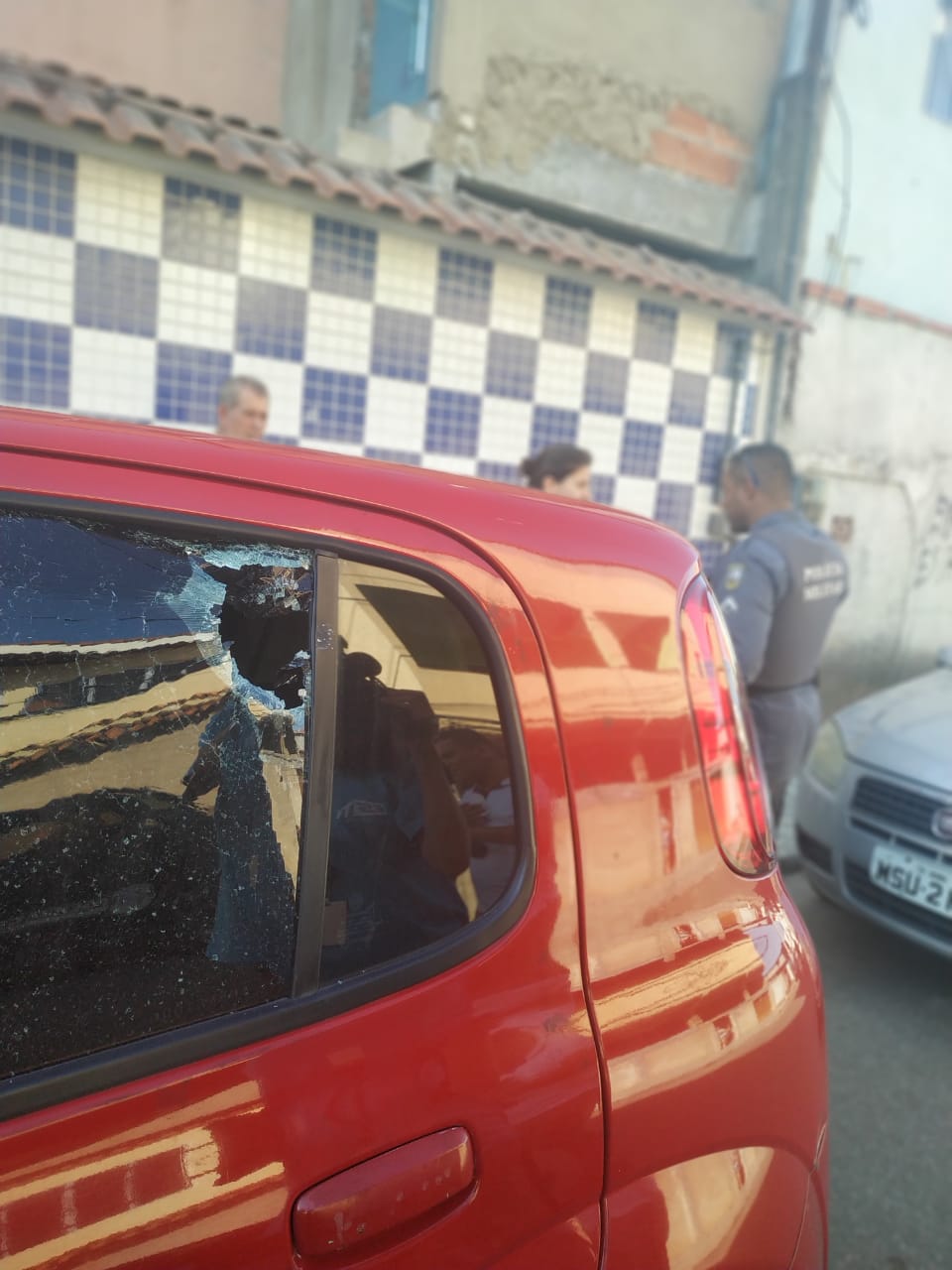 O disparo atingiu o vidro traseiro do carro e pegou de raspão na cabeça do motorista (Foto: Kananda Natielly)
