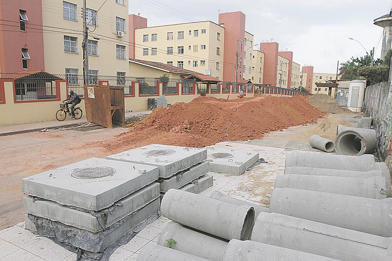 Avenida Central ou Rua E, situada no conjunto Castelândia, em Jacaraípe, está recebendo obras de drenagem (Foto: Thiago Coutinho/AT)