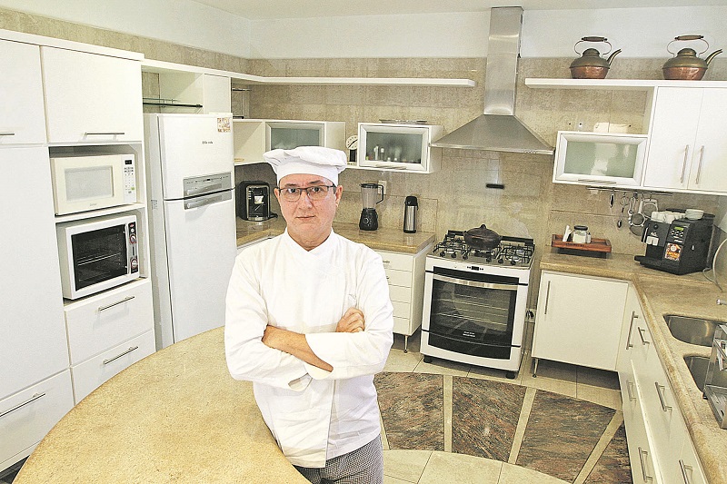 Chef Kiefeer tem 55 anos de idade e é formado em gastronomia pelo Hotel Senac da Ilha do Boi, em Vitória. (Foto: Kadidja Fernandes/AT)