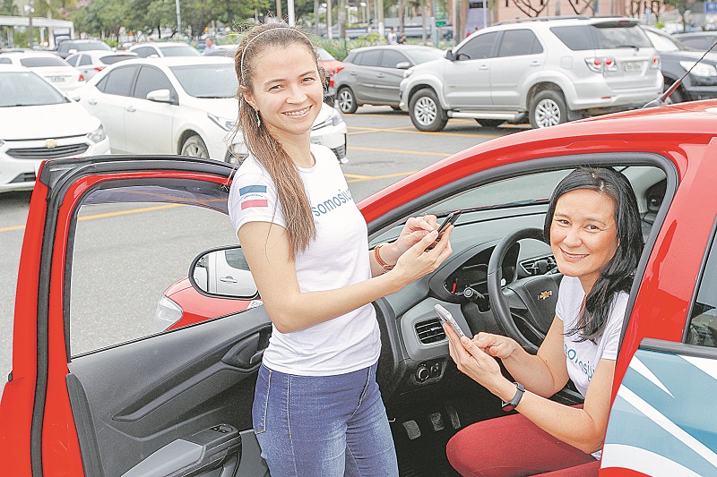 Aline Santos e Tatiana Yeh testam o aplicativo para aluguel de automóveis, que passa a funcionar em novembro (Foto: Leone Iglesias/ AT)