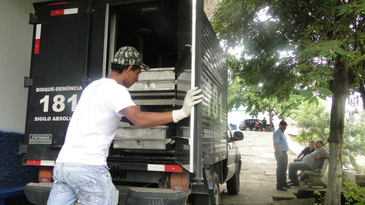 Corpo foi levado ao SML de Linhares. (Foto: Wilton Junior)
