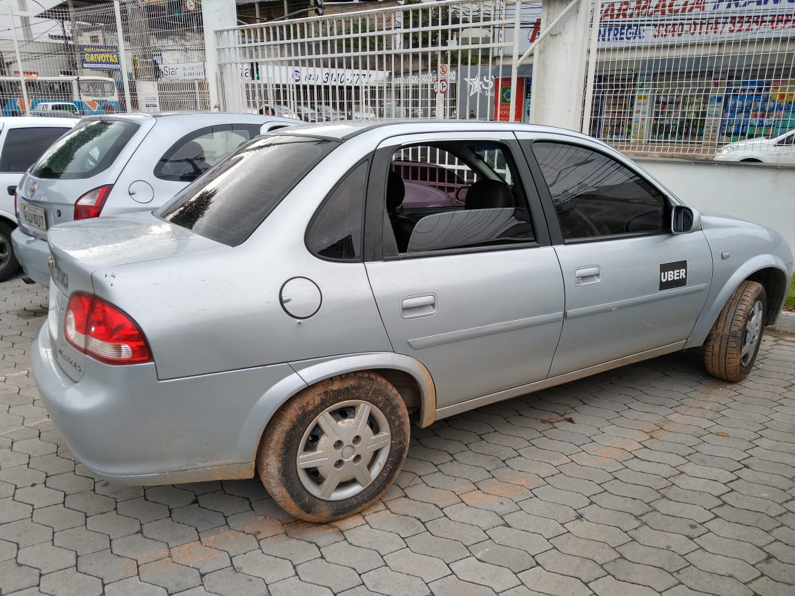 Carro utilizado por criminosos durante assalto que baleou inspetor penitenciário (Foto: Antônio Moreira/AT)