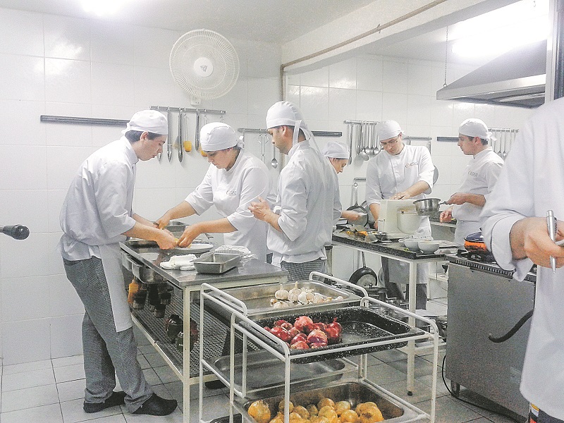 Auxiliares de cozinha: há oportunidades disponíveis para profissionais atuarem nessa função. (Foto: Divulgação)