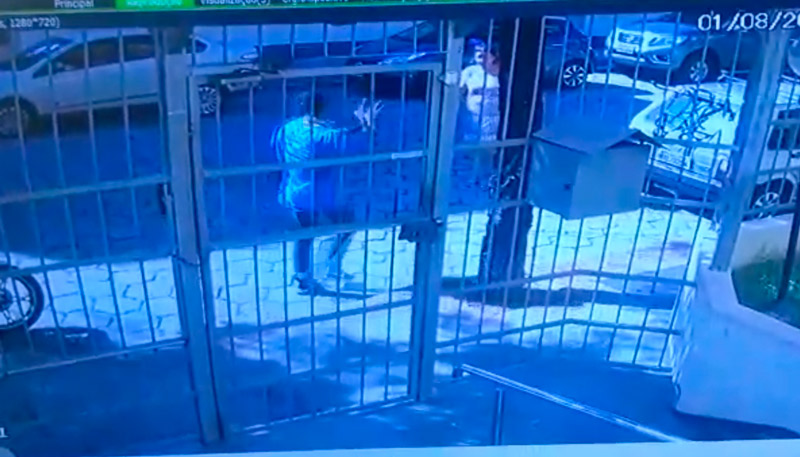 Bandido tirou a arma de uma bolsa e anunciou o assalto (Foto: Reprodução)