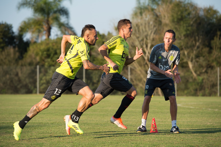 Cuéllar e Rafinha, no treino desta quarta-feira (Foto: Alexandre Vidal / Flamengo)