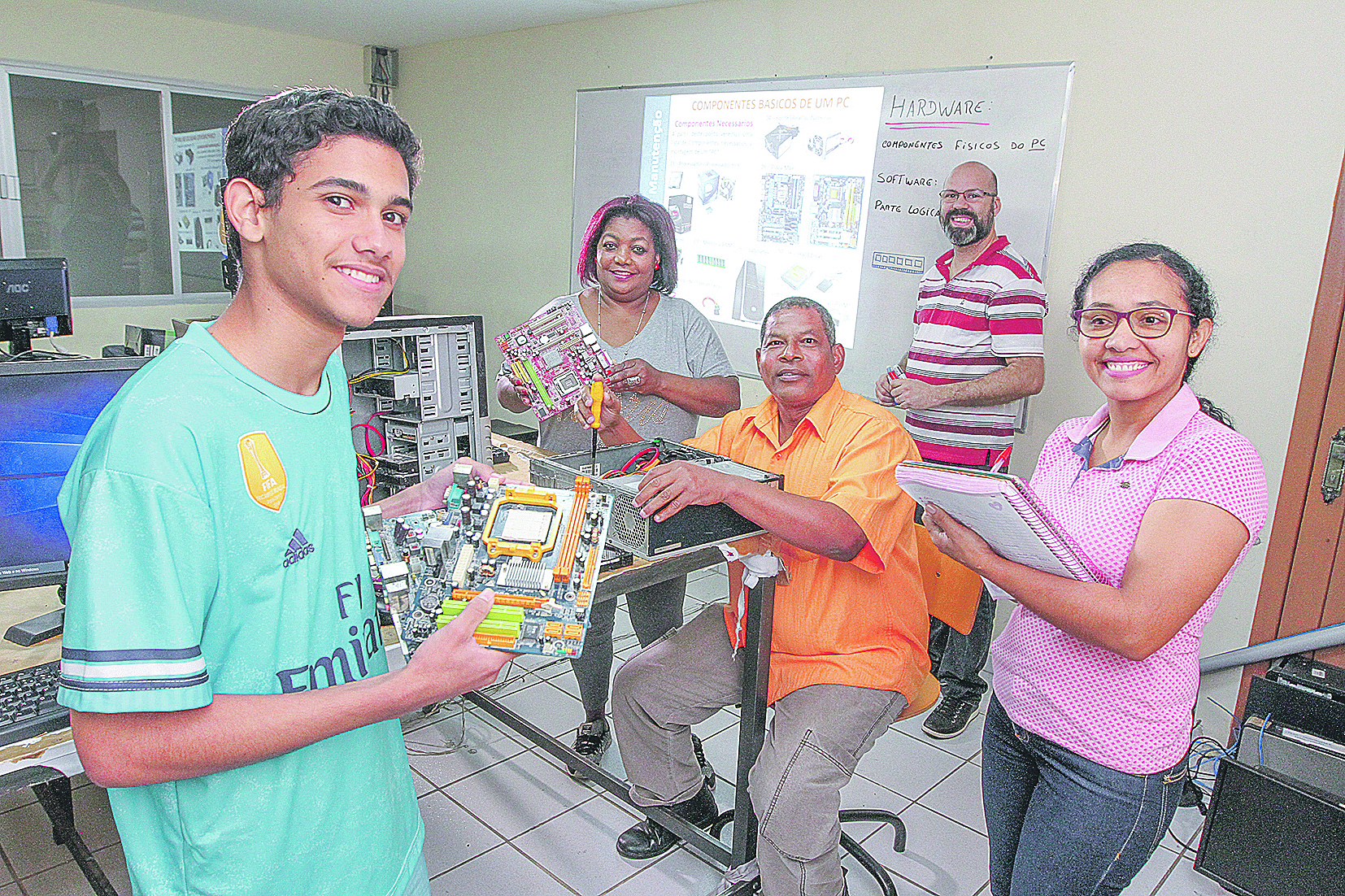Turma de alunos com o professor do curso de Montagem e Manutenção, Fabiano Corrêa (atrás): empreendedorismo (Foto: Beto Morais/ AT)